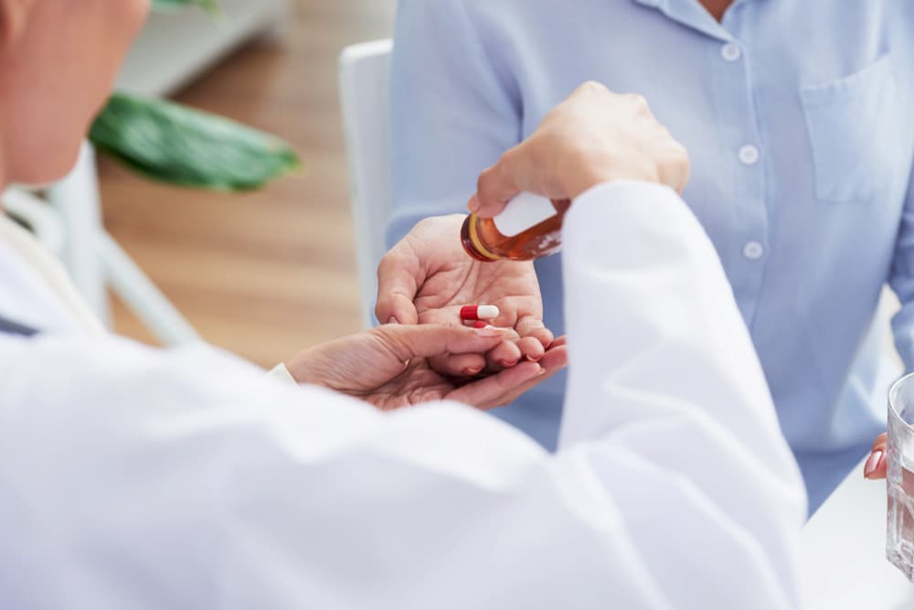 doctor giving pills to the patient
